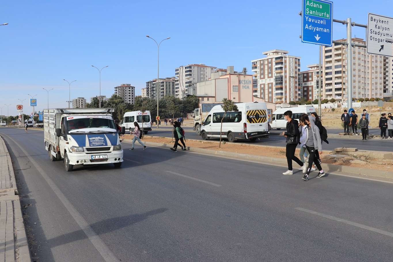 Öğrenciler “ölüm yolu” olan okul yoluna üst geçit istiyor